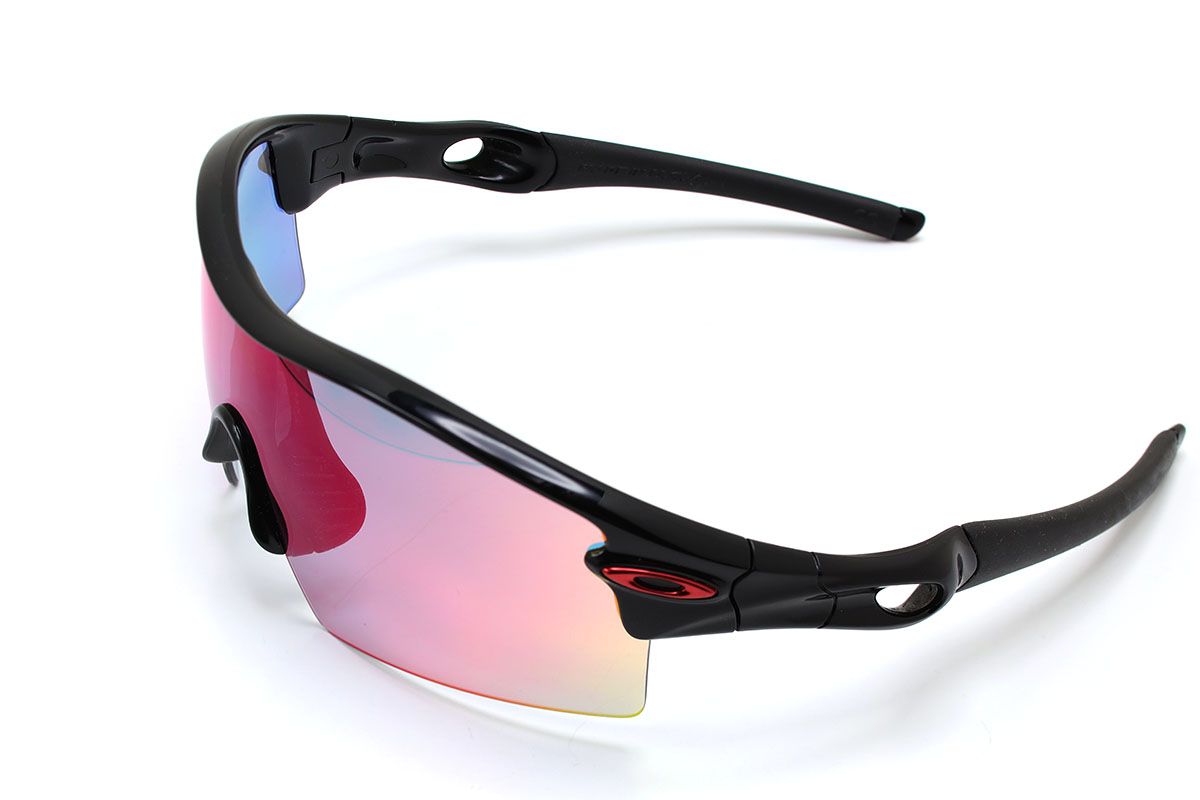 左はOGK KABUTOの製品で、レンズを交換できるスポーツ用サングラス。一応フィットしますが、微妙に睫毛がレンズに当たり、さらに偏光レンズではありません。右はオークリー（Oakley）のスポーツ用サングラスで良好にフィットしますが、これも偏光レンズではありません。