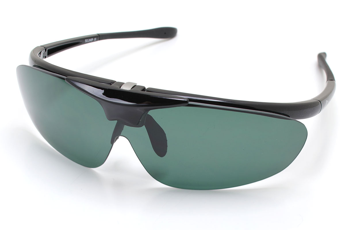 アックスの「SG-240PE」シリーズ。筆者の顔に一発でフィットした類い希なるサングラス！　でした。メーカー価格は税別1万3000円ですが、実売価格の幅が広く安価なショップでは6000円少々で買えちゃったりします。使ってみたらヒッジョーに良かったので、レンズのカラー違いで続々と買い足しちゃいました♪