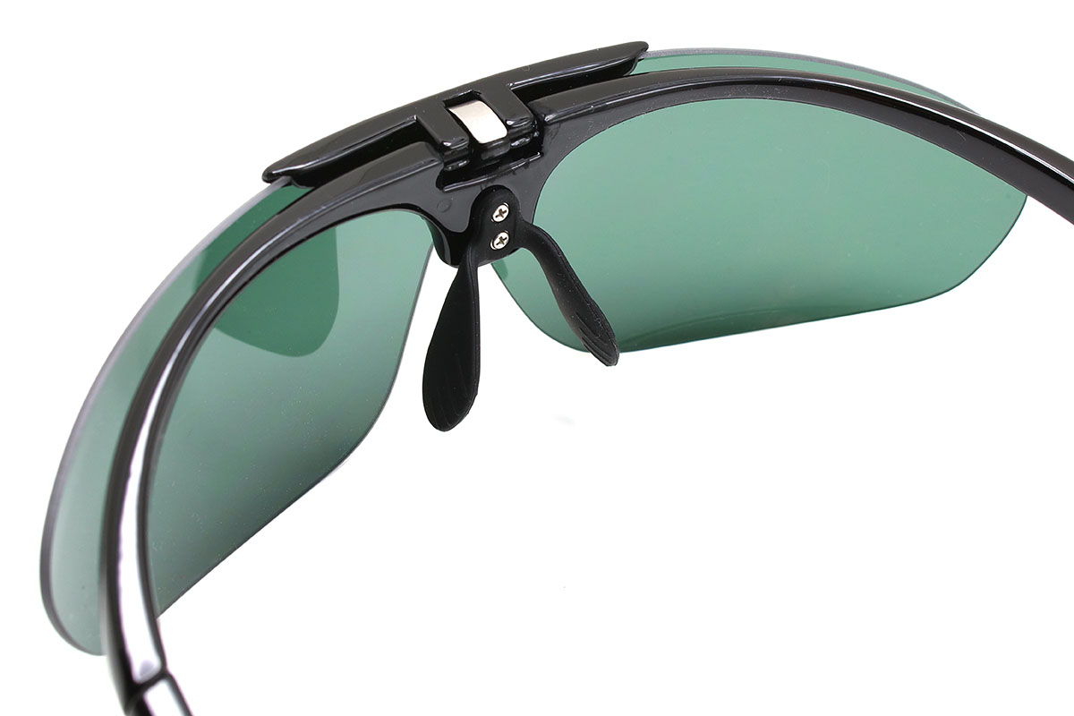 ノーズパッドは表面がラバーのフレキシブルな素材で、自由な角度に曲げて固定可能。レンズ部は跳ね上げ式で、サングラスを外さなくても対象を直接見ることができます。レンズの端から端までは約15cmで、テンプル（つる）の内側の広い部分の幅は約14cm。テンプルは長めで柔軟性があります。