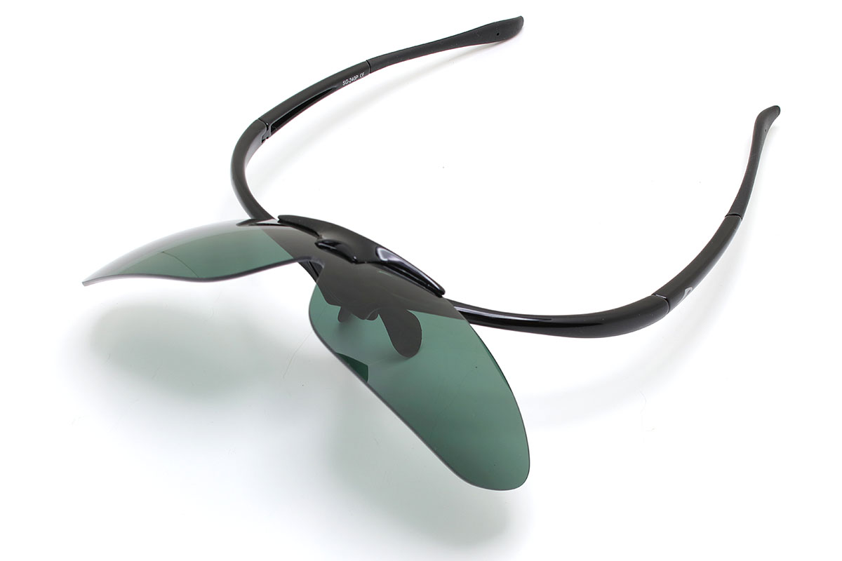 ノーズパッドは表面がラバーのフレキシブルな素材で、自由な角度に曲げて固定可能。レンズ部は跳ね上げ式で、サングラスを外さなくても対象を直接見ることができます。レンズの端から端までは約15cmで、テンプル（つる）の内側の広い部分の幅は約14cm。テンプルは長めで柔軟性があります。