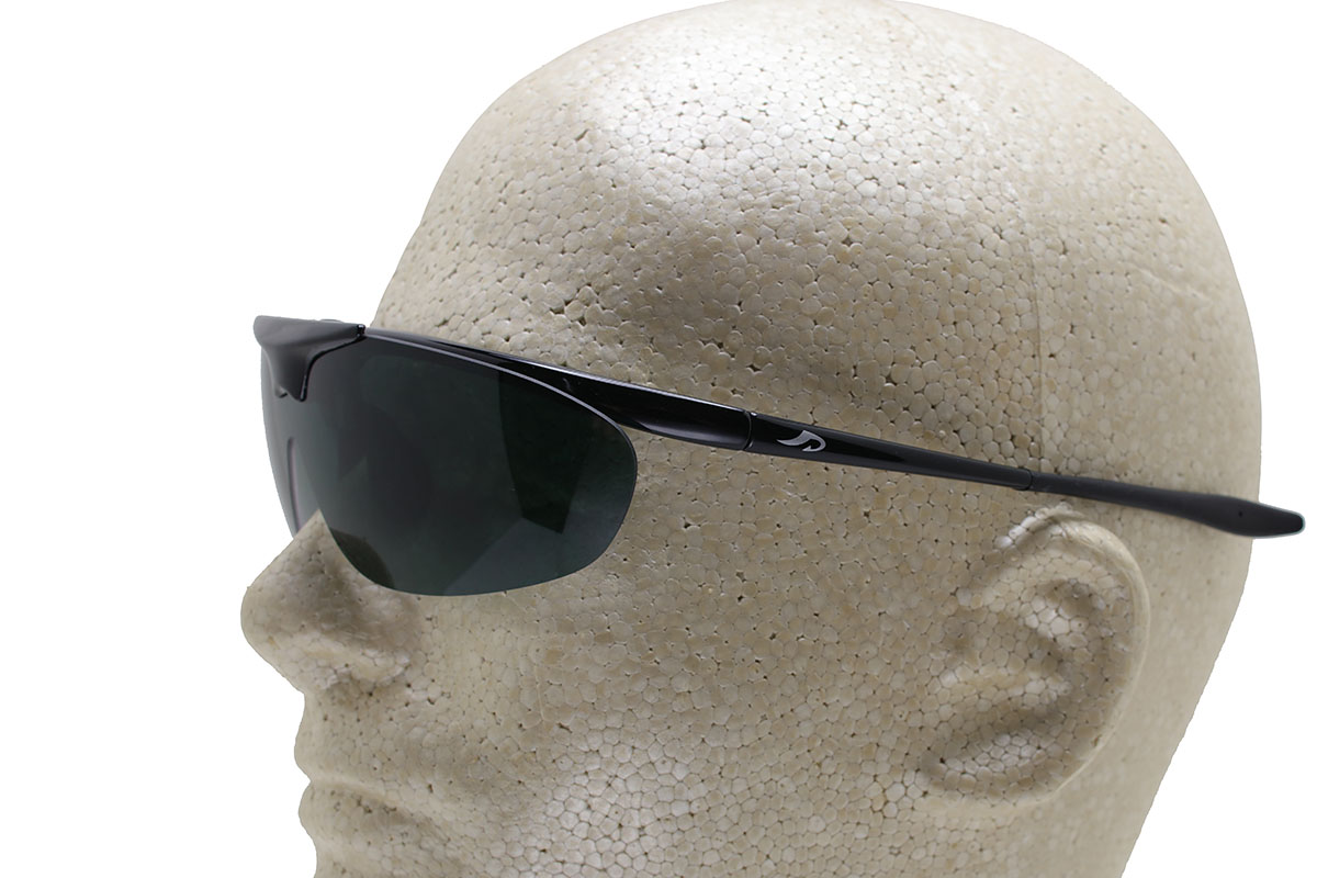 アックス「SG-240PE」シリーズは、跳ね上げ式の偏光サングラス。片手の指でパッと跳ね上げれば、対象物をダイレクトに見ることができます。サングラス越しに見たくなったら、再度片手の指でパッと下げればOK。サングラスの掛け外しという煩雑さがなくて快適！