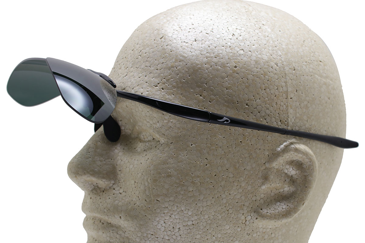 アックス「SG-240PE」シリーズは、跳ね上げ式の偏光サングラス。片手の指でパッと跳ね上げれば、対象物をダイレクトに見ることができます。サングラス越しに見たくなったら、再度片手の指でパッと下げればOK。サングラスの掛け外しという煩雑さがなくて快適！