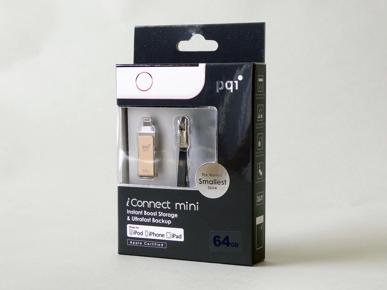 パッケージにはUSBメモリーとマニュアル、ストラップが付属