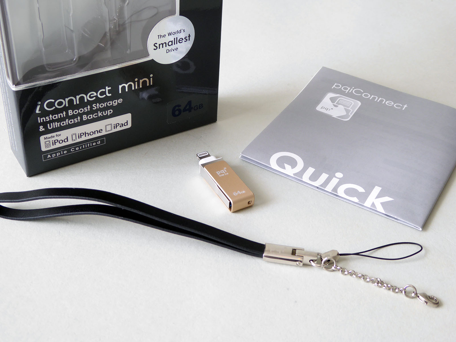 パッケージにはUSBメモリーとマニュアル、ストラップが付属