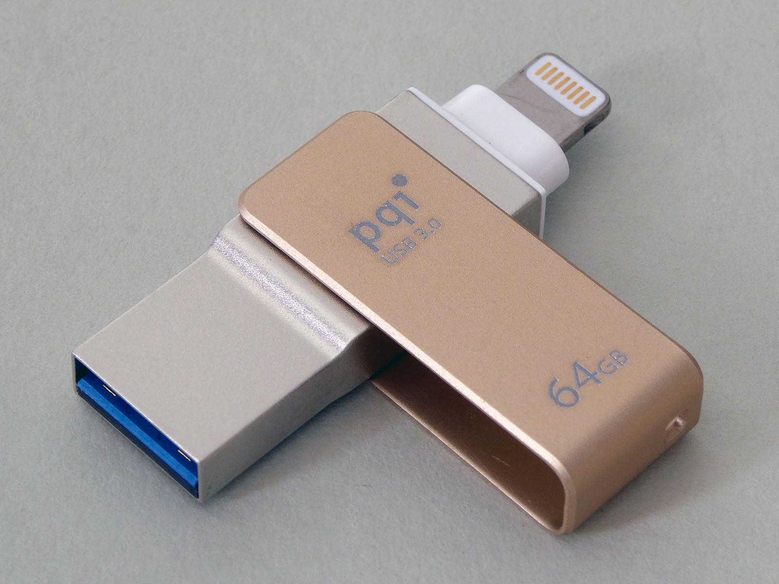 メモリー本体にUSB A端子とLightning端子を装備。カバーを回転させ利用する