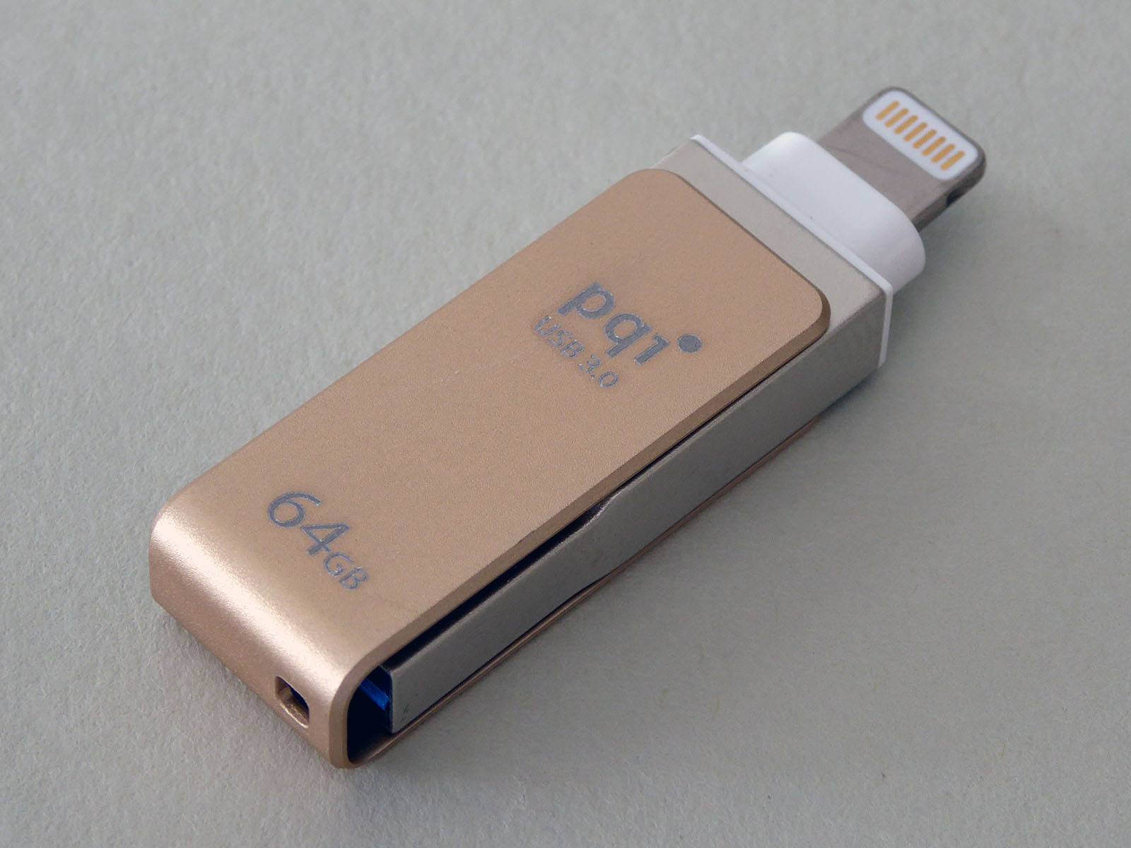メモリー本体にUSB A端子とLightning端子を装備。カバーを回転させ利用する