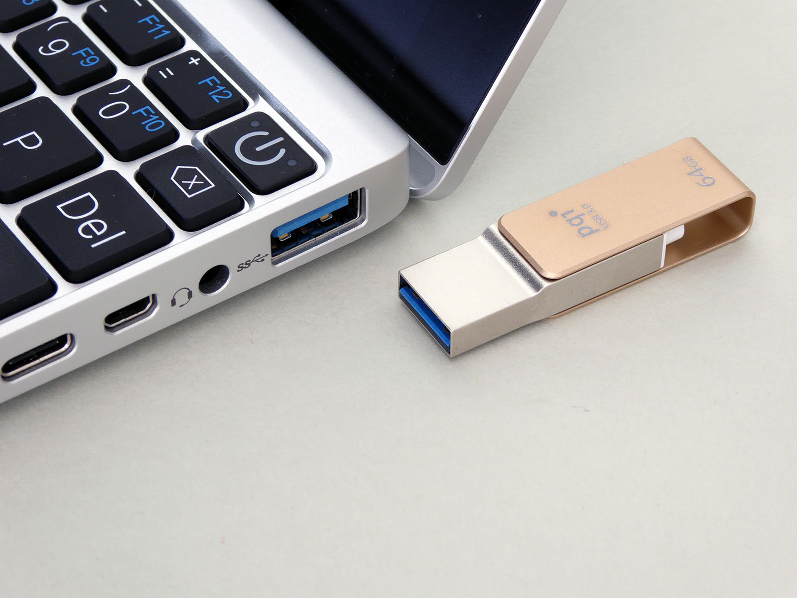 ストラップホールもあるので、バンパー＆カバーや、キーチェーンなどに付けておけば、普段から持ち歩くことができる