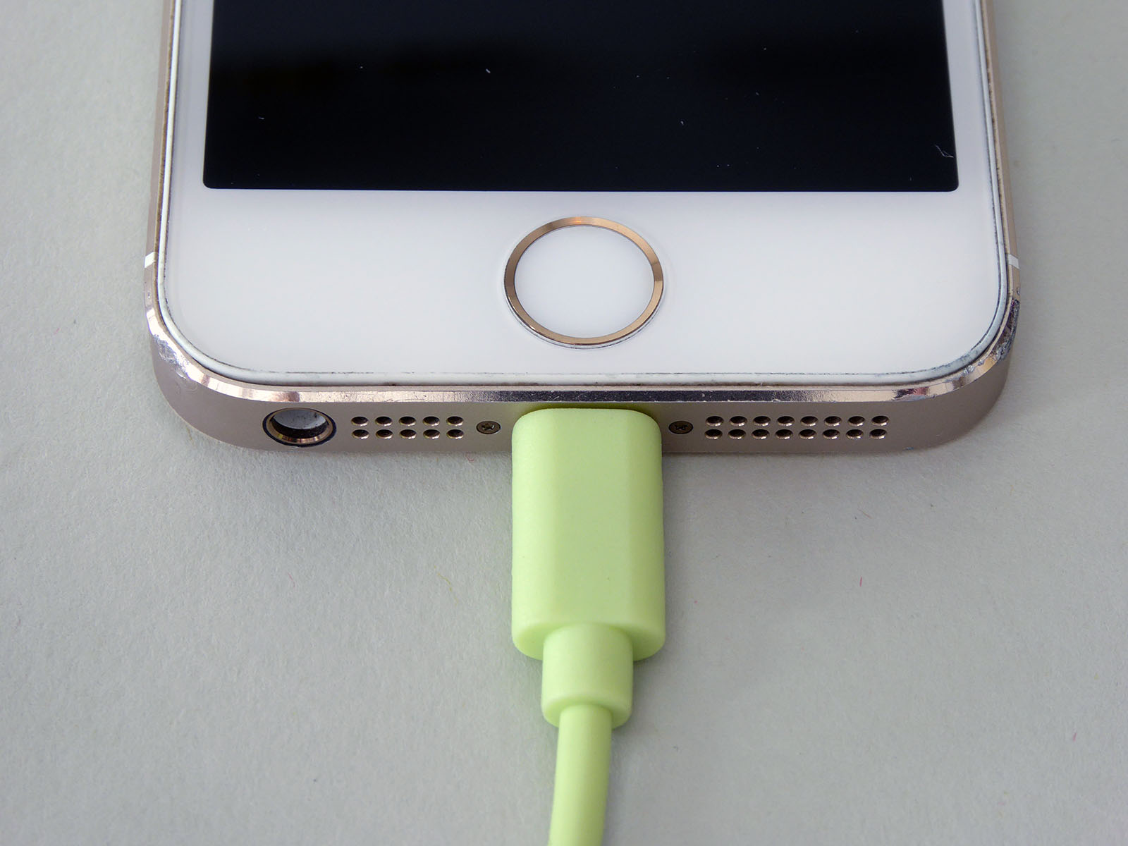 Lightning端子の付け根部分は一般的なLigtningケーブル程度の太さで、深さもそこそこ。一般的なバンパー＆カバーなら干渉の問題も出にくい