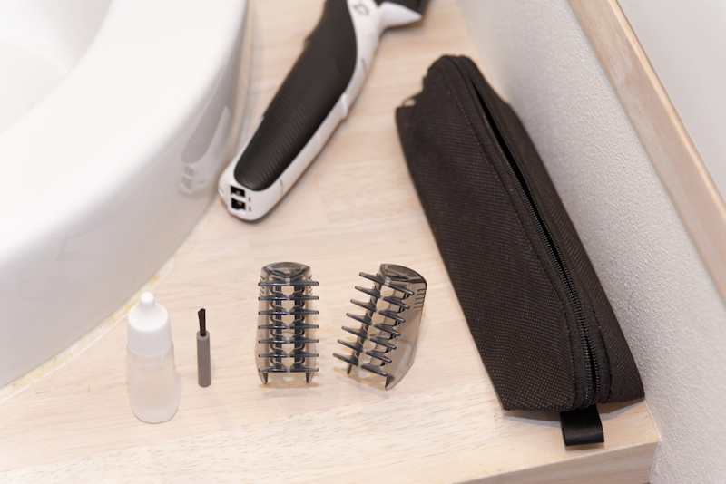 アタッチメントとお手入れ用のブラシとオイル。ペンケースのような専用ポーチがあり、持ち運びも楽ちん