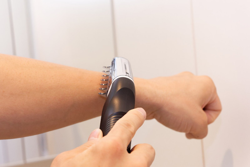 腕の飛び出ている毛をサクッとカット