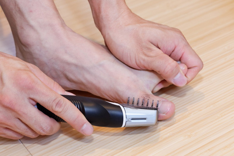 足の指の無駄に伸びた毛をささっとカット