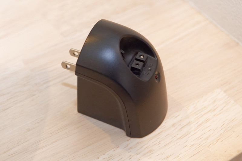 専用充電器は壁面コンセントにそのまま差し込んで使うタイプ