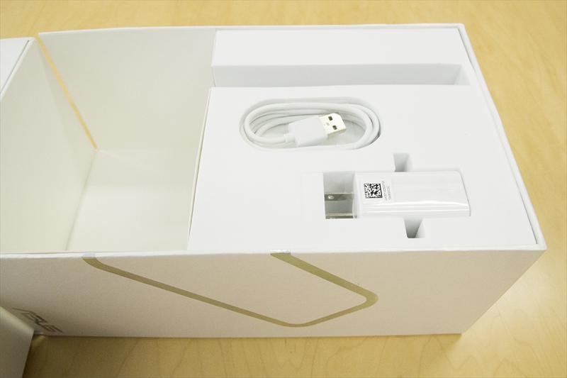 右側には充電用のアダプターやケーブルを収納