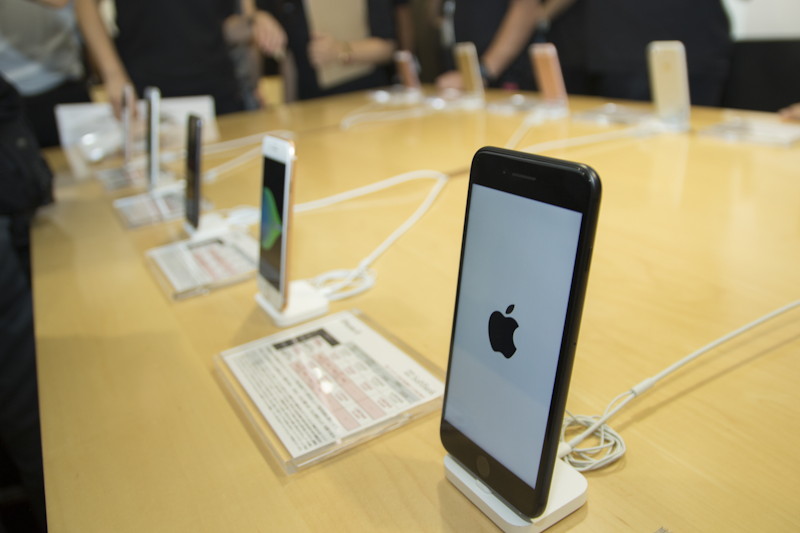 新iPhoneの発売にあわせ、SoftBank SELECTIONからQi対応の無接点充電器が登場。ソフトバンク取扱店限定で販売されるという