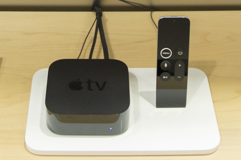 新iPhoneの発売にあわせ、SoftBank SELECTIONからQi対応の無接点充電器が登場。ソフトバンク取扱店限定で販売されるという