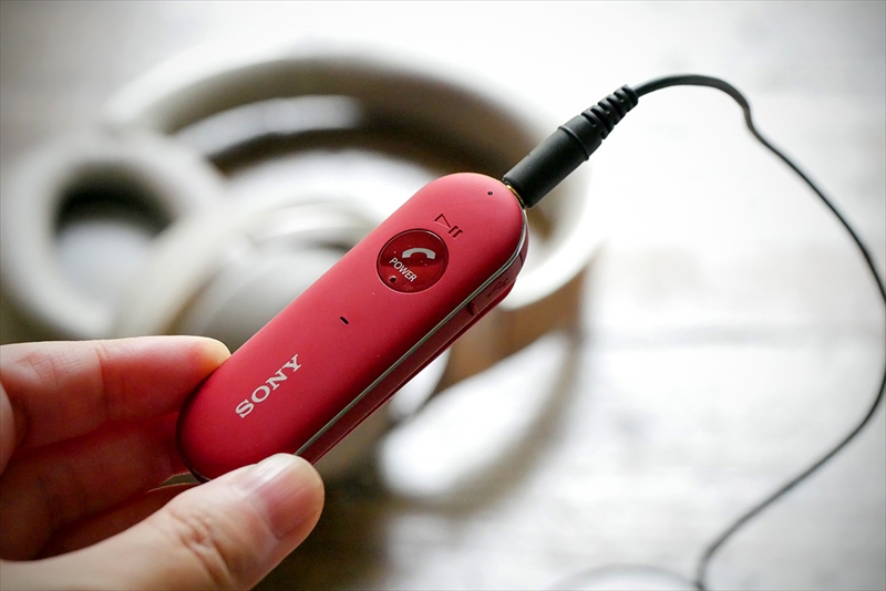 縦長なので、この状態で首周りに装着するのが辛い洋服もあります