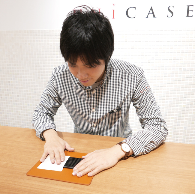 UNiCASEの“フィルム貼り職人”