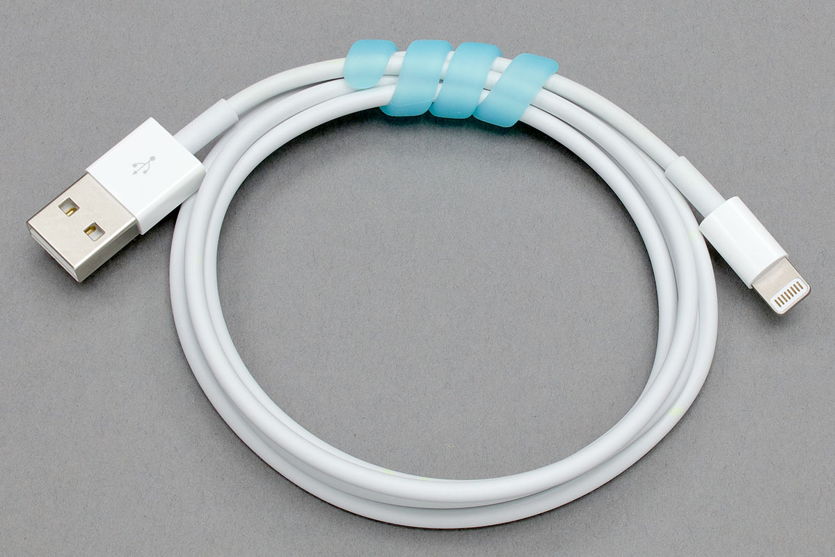 こんな感じで、どちらの製品もケーブルを束ねる用途に使えます。「ippo! うずまきグリップ」はメーカー価格税別120円（4個入り）で定番的な製品で入手性は良好。「マスク痛くない！」は季節商品であるためか、現在は入手性があまり良くありません。