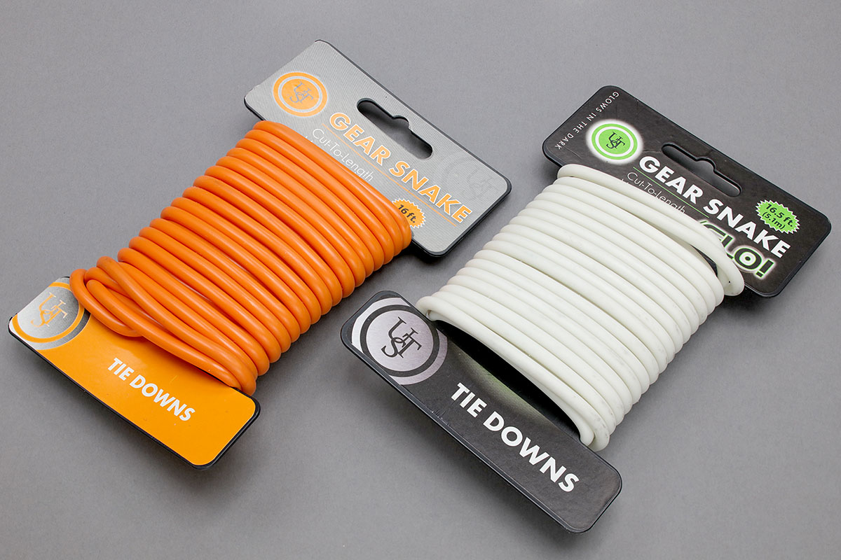 USTの「GEAR SNAKE」。直径5mmのラバー素材で、芯材としてスチールのワイヤーが入っていますので、自由なカタチに曲げられます。ニッパーや頑丈めのハサミでカットして使います。ケーブルなどを束ねるのにもちょうど良い硬さ。オレンジとホワイト（夜光）があります。長さ約5.1m巻きで、日本では1000円弱で買えます。
