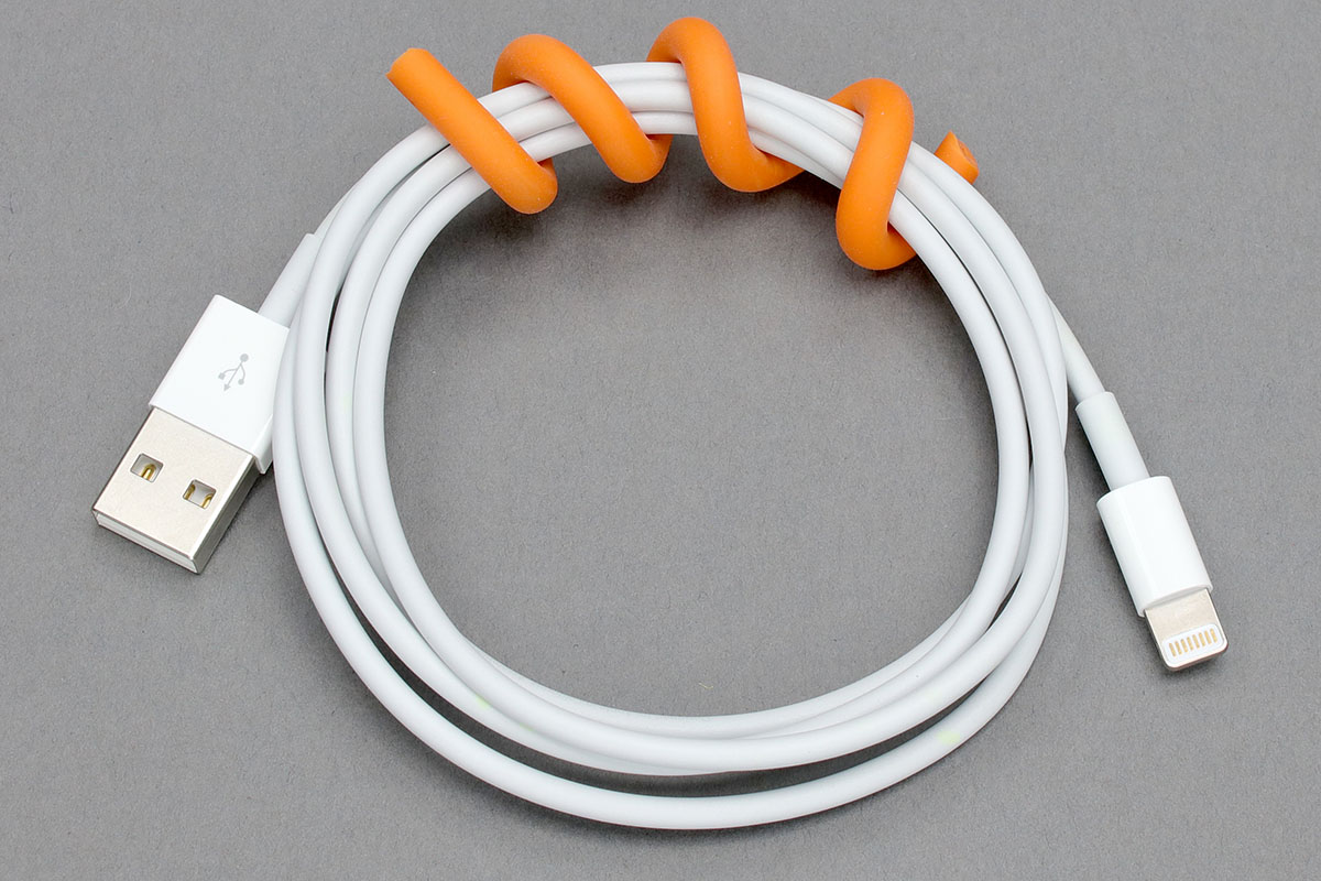 USTの「GEAR SNAKE」。直径5mmのラバー素材で、芯材としてスチールのワイヤーが入っていますので、自由なカタチに曲げられます。ニッパーや頑丈めのハサミでカットして使います。ケーブルなどを束ねるのにもちょうど良い硬さ。オレンジとホワイト（夜光）があります。長さ約5.1m巻きで、日本では1000円弱で買えます。
