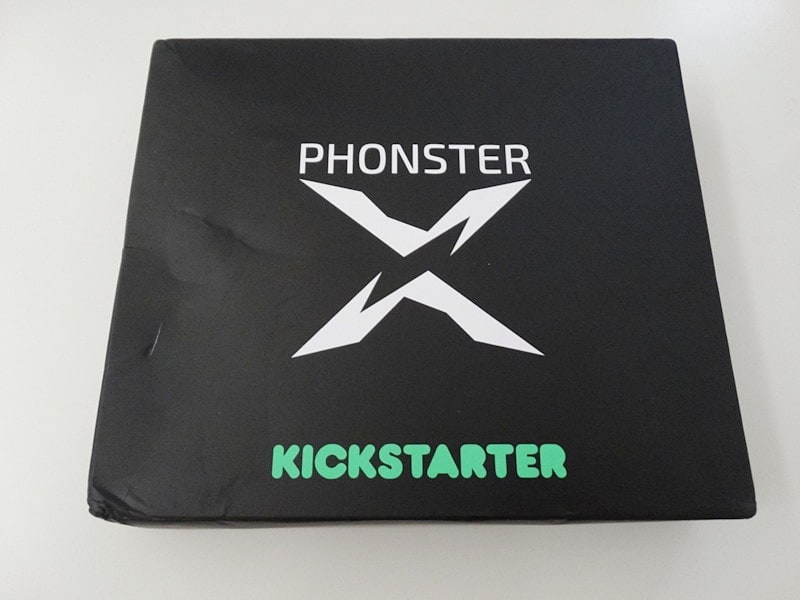 Kickstarterで出資を募っていたAGEの「Phonster X」。ウクライナから届いたからか“ギフトボックス”がつぶれている