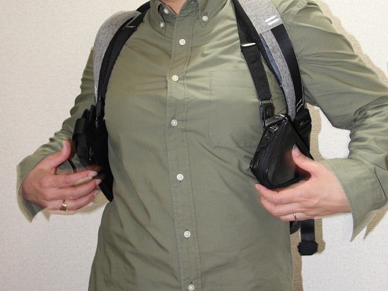 バックパックのストラップと干渉しないことがわかる。アクセスもスムーズ