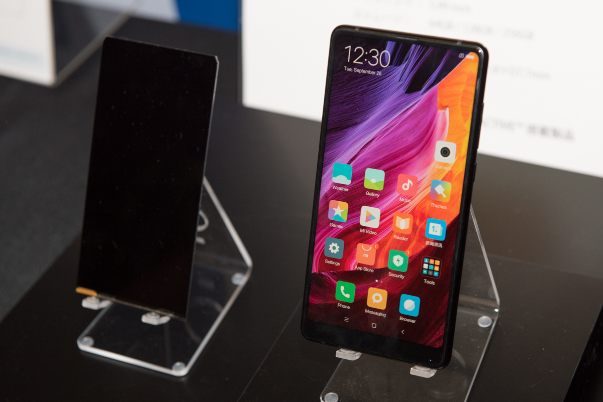 6インチ、18:9の「FULL ACTIVE」ディスプレイパネル（左）と「Mi MIX 2」（右）