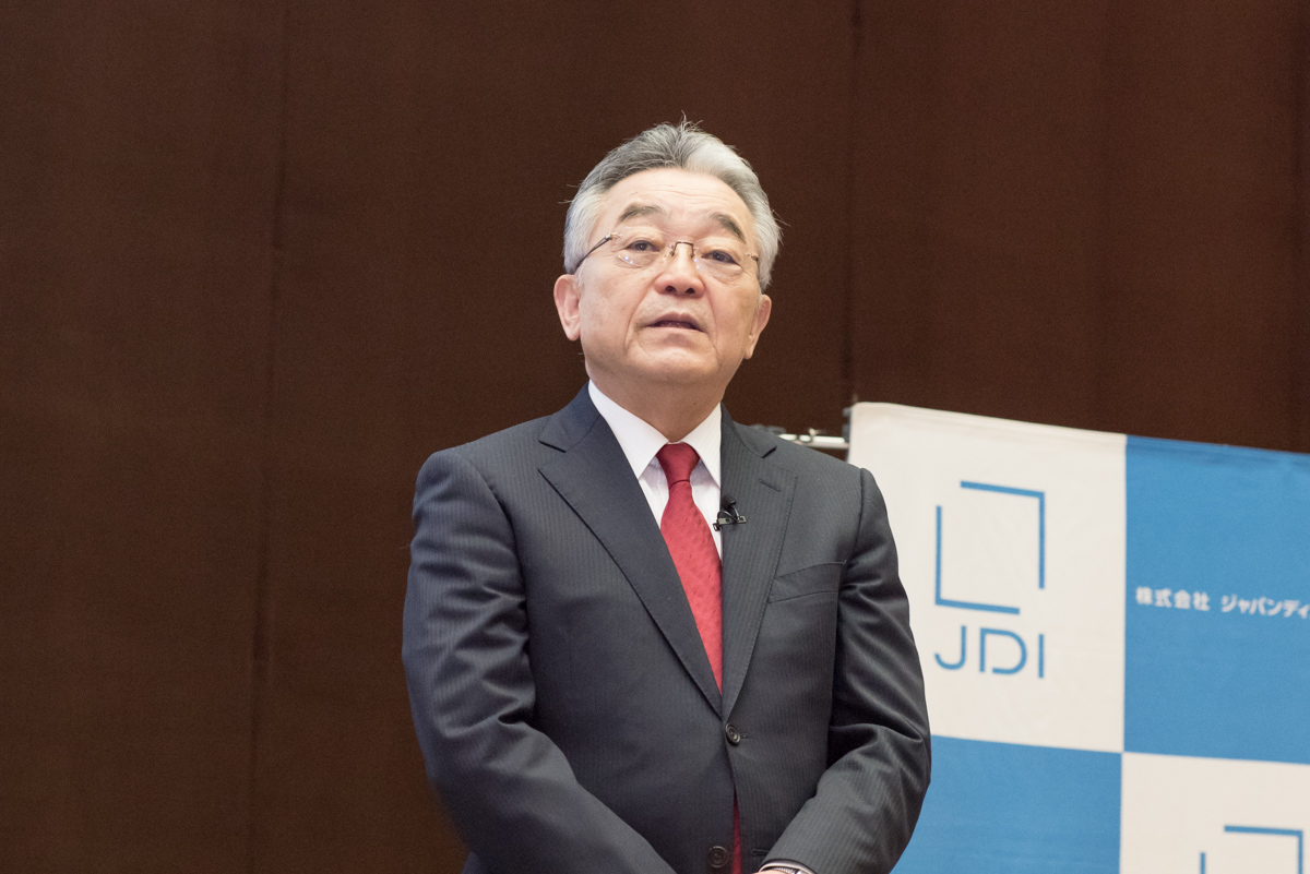 ジャパンディスプレイ 代表取締役会長 兼 CEOの東入來信博氏。組織再編を説明した