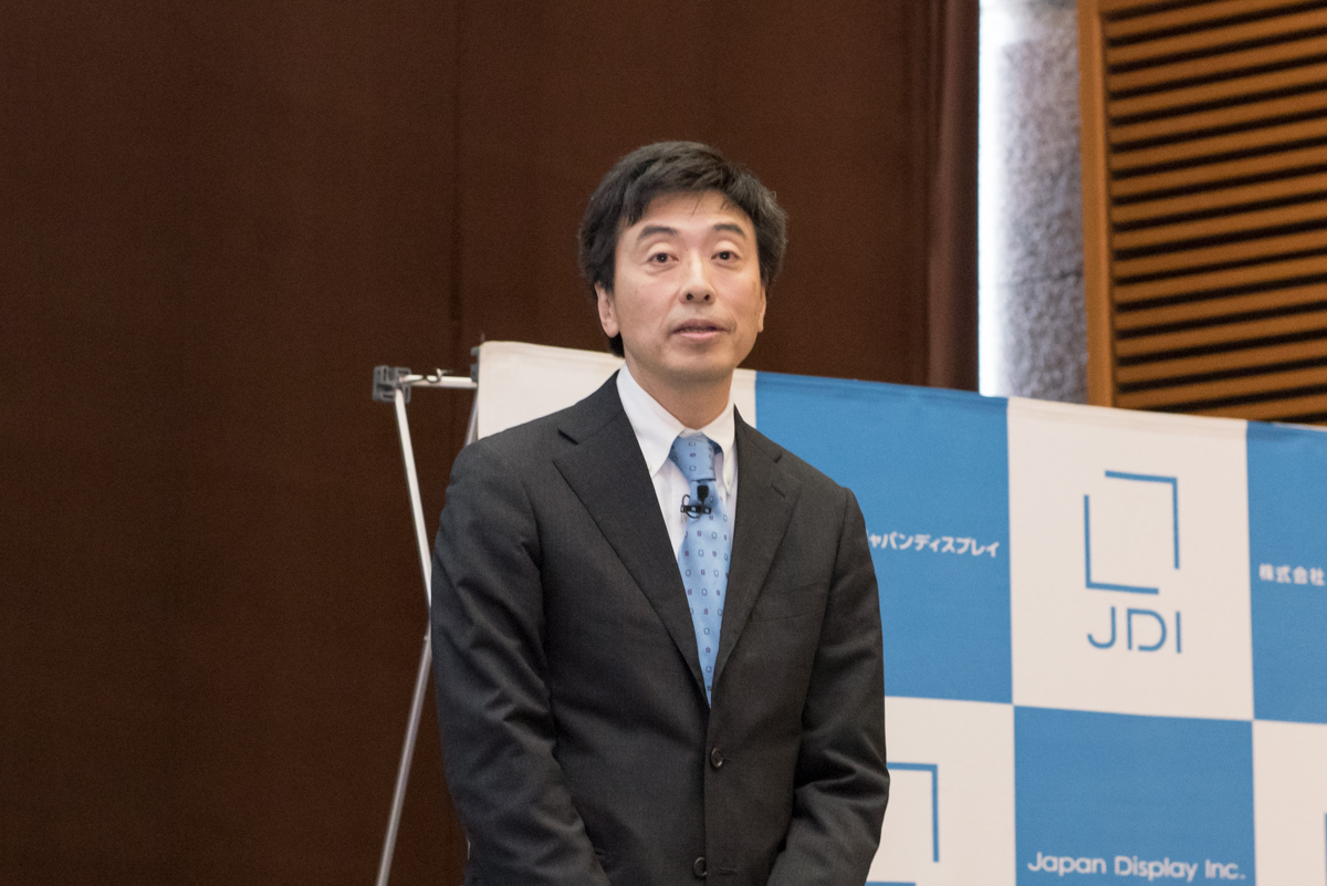ジャパンディスプレイ 上席執行役員 モバイルカンパニー社長の永岡一孝氏。「FULL ACTIVE」ディスプレイの技術的な解説や今後のトレンドを語った