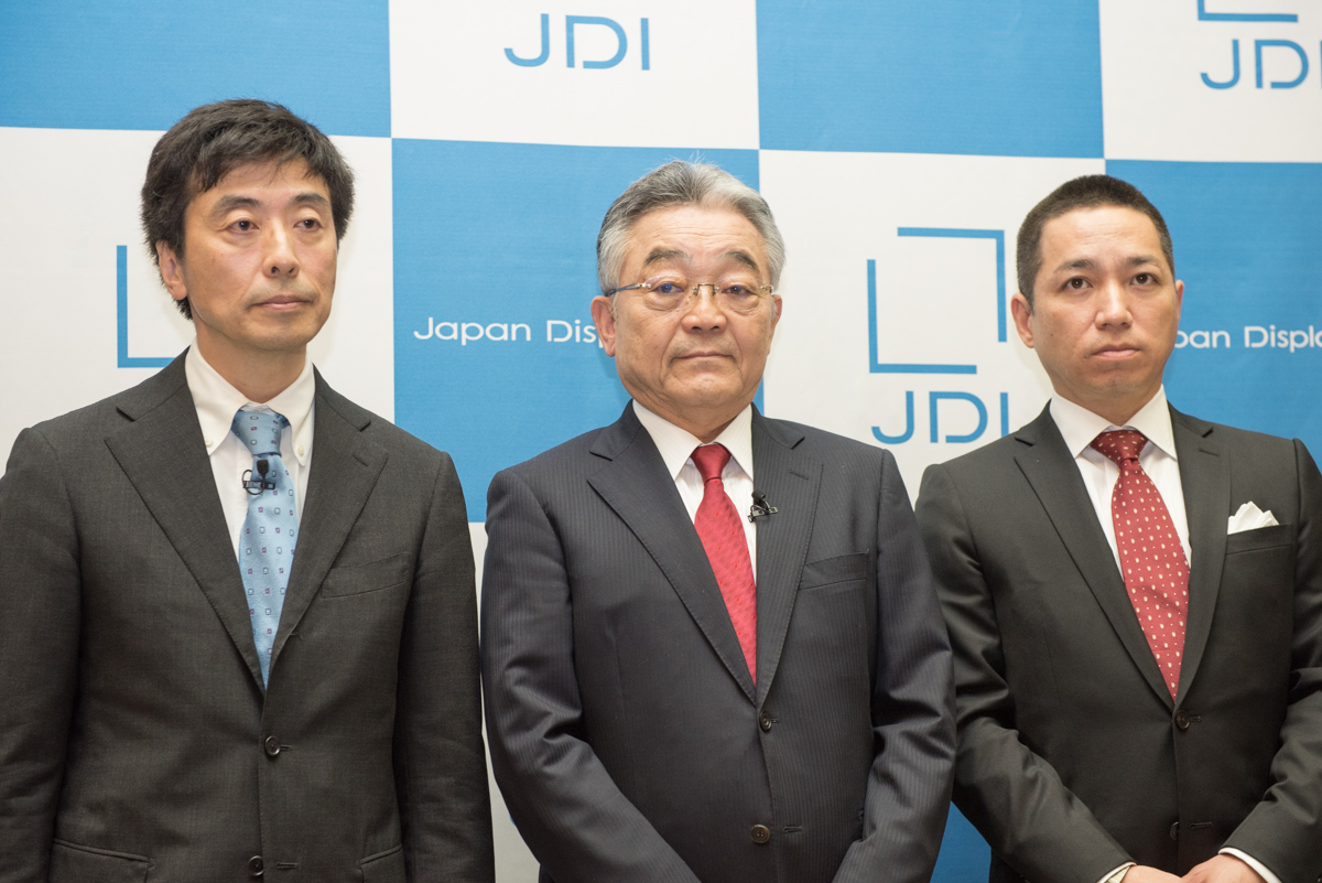 左からジャパンディスプレイ 上席執行役員 モバイルカンパニー社長の永岡一孝氏、代表取締役会長 兼 CEOの東入來信博氏、執行役員 チーフマーケティングオフィサーの伊藤嘉明氏