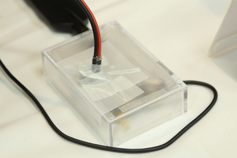 eDRXの試験デバイス（左）と実験設備の外観