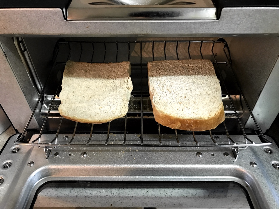 食パンを2枚焼ける、トースターとしては標準的な大きさです