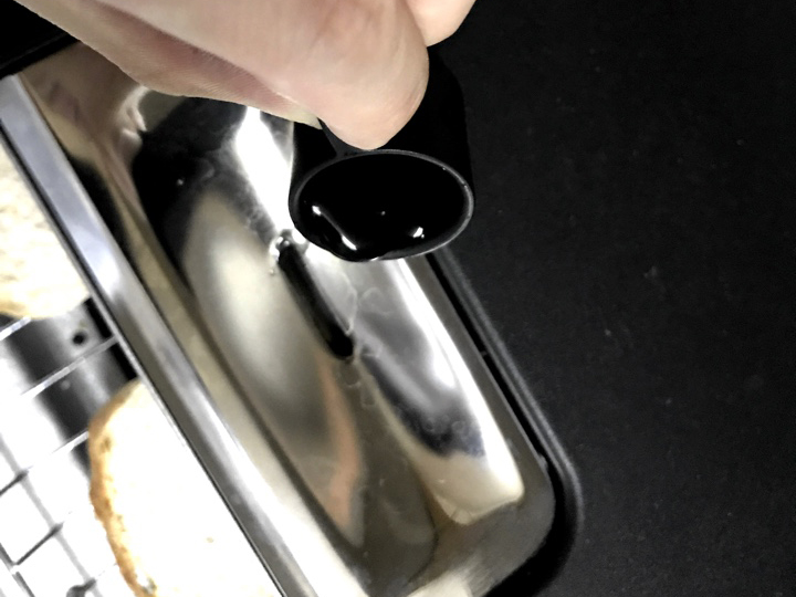 本体上部に給水口があり、専用カップで5ccの水を注ぎます（このカップの置き場所に困る難点アリ）