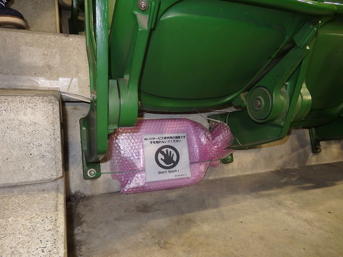 今回のアクセスポイント設置方法。観客席の下にAPを簡易的に設置。これがスタジアム内に高密度で多数設置されているのだ