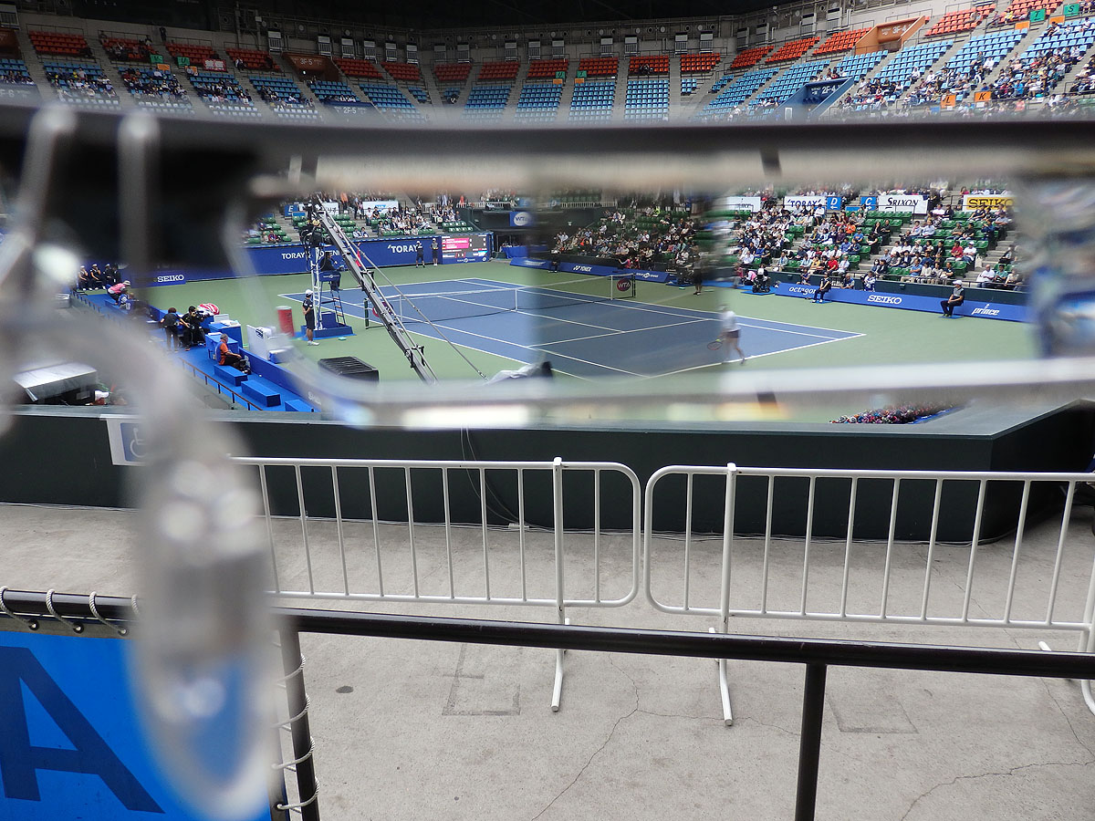 視界真ん中の黒い部分に字幕・スコアが表示される。これがもう少し大きければプレイの邪魔にはならなさそうだ