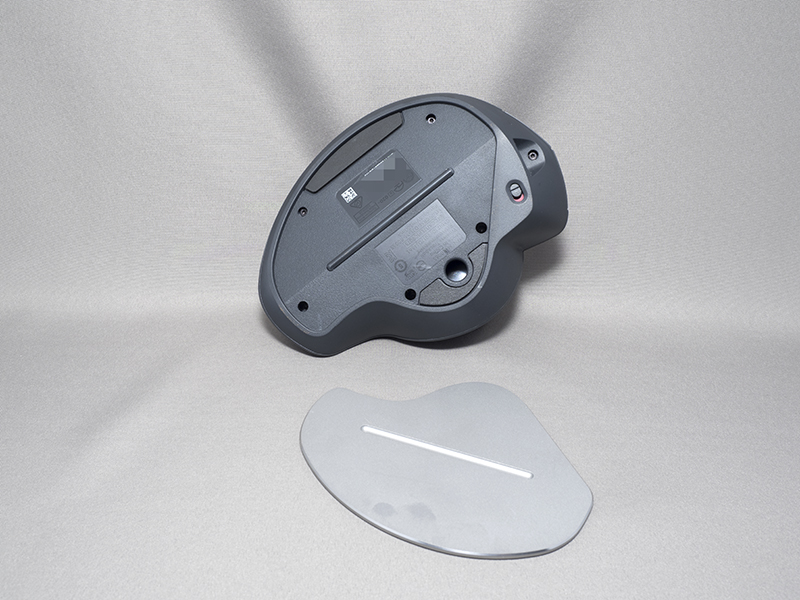 鉄板を外すと、本体に角度がついていることが分かる。左右に磁石を装備する