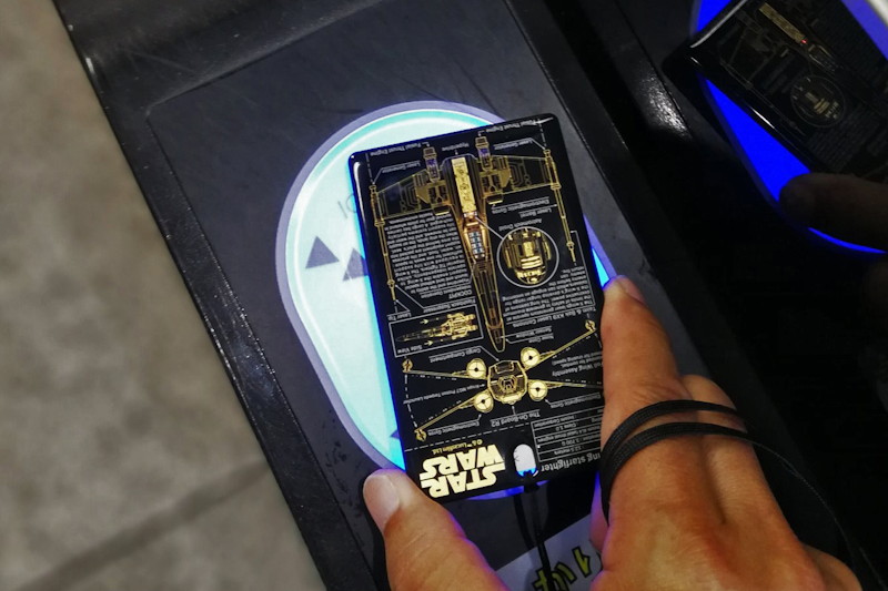 改札をタッチ通過する時に、STAR WARSロゴもXウイングも逆さになってちょっと悲しい