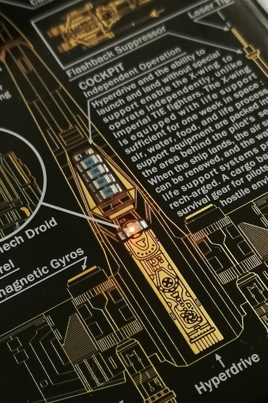 改札機を通過する瞬間、R2-D2の搭乗席が光る