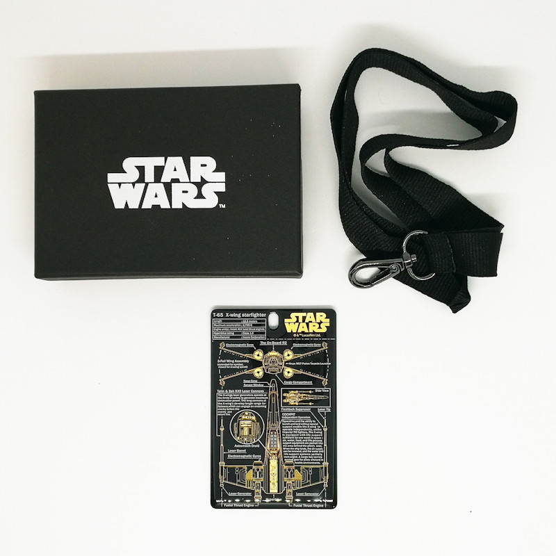 パッケージの中にはICカードケース本体と専用ストラップが入っている