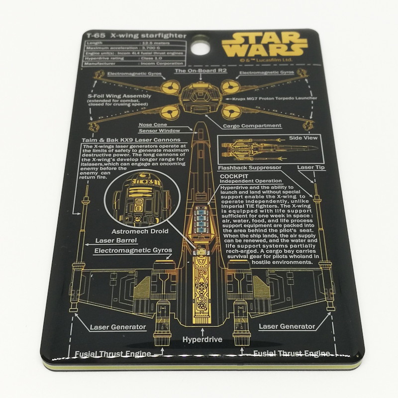 超細かな回路パターンでX-WINGの機体設計図が描かれている。実際に30個の電子部品を搭載