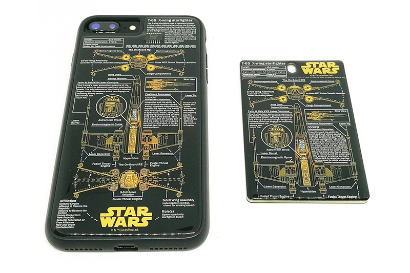 筆者はiPhone 7 Plusのケース（左）とお揃いで買ったが、このケースは装着すると一回り大きくなってしまうので、購入前に実機で試してみることをお薦めする