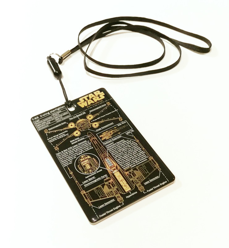 あまりにゴツい金属クリップが不似合いに思えたので、別のストラップと交換した