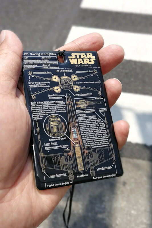 日差しの下ではゴールドのXウイングが浮き上がってきそうな見栄えだ