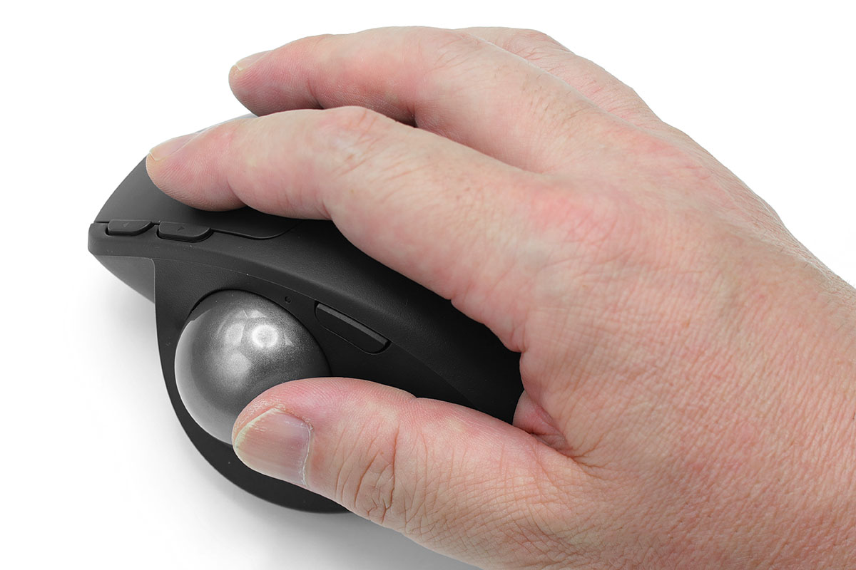 サイズは高さ132.5×幅51.4×奥行き99.8mmで、質量は(幅×奥行き×高さ)、重量は底面の金属プレート込みで259g。USB充電式（microUSB）で満充電から最長4カ月使用可能です。マウスのように本体を動かすのではなく、机上の定点に置いて使い、ポインタ移動は親指でボールを転がすことで行います。