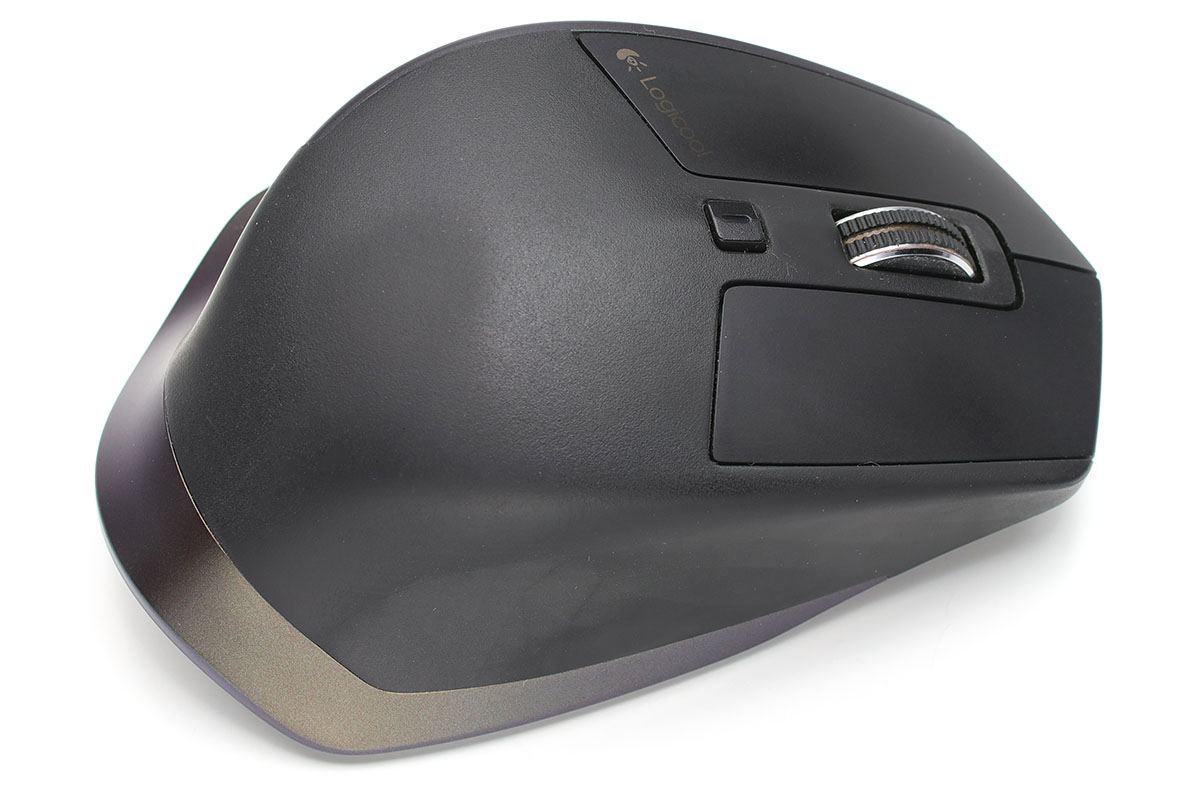 ベタベタ化が進むなか愛用中だった旧ハイエンドマウス「MX Master（型番:MX2000）」。マウスの親指が乗る部分、手のひらが乗る部分、小指が当たる部分がベタベタしてきています。この部分は少しだけ柔らいラバーっぽい素材。ほかのプラスチック部分は硬質でベタベタ化しませんが、指が触れる部分はテカテカしてきています。あと、毎日使って2年以上経っているので、電池の保ちもやや短くなってきている気もします。