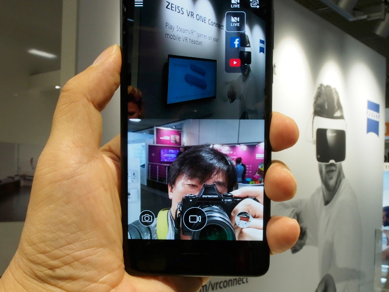 画面を分割して前後を同時にライブストリーミングできる