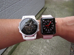 fēnix 5Sとモバイル通信中のApple Watch Series 3  GPS + Cellularモデルの42mm。fēnix 5Sが大きいので42mmでも違和感がありません