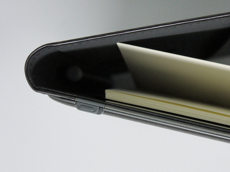 下部にある電源ボタン。ちなみに、SlateやFolioは、ボタンひとつだけとシンプルになっている