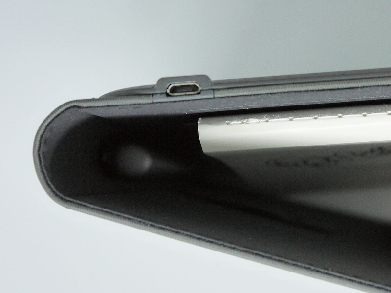 充電用Micro-USBポートは上部に