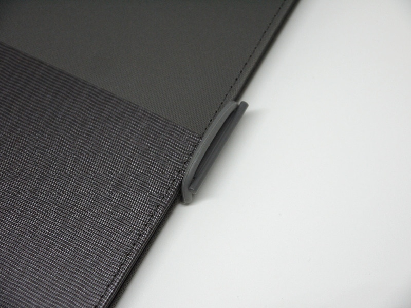 不用意に開くことのない留め具（物理）